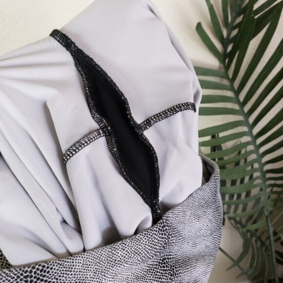 Onzie Snakeskin Python Print High Waisted Yoga Pants Leggings size M/L - Picture 9 of 11